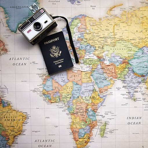 photo d'un passeport et d'un appareil photo vintage sur une carte du monde