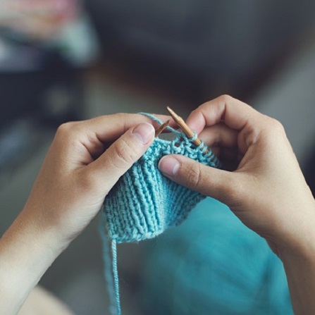 photo main fille en train de tricoter