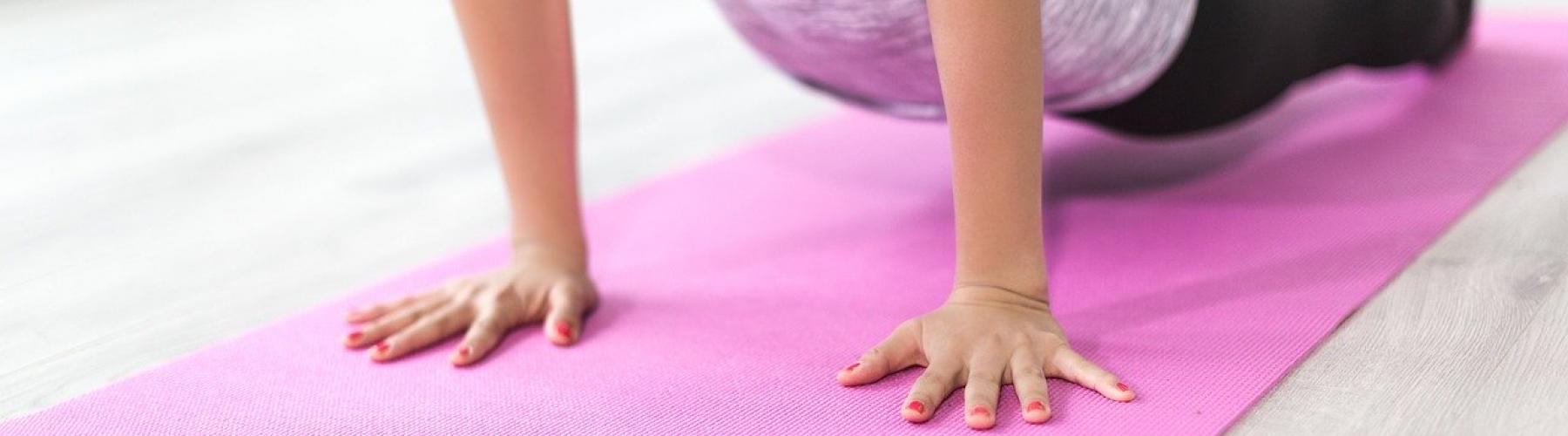 Buste femme en position de yoga sur un tapis