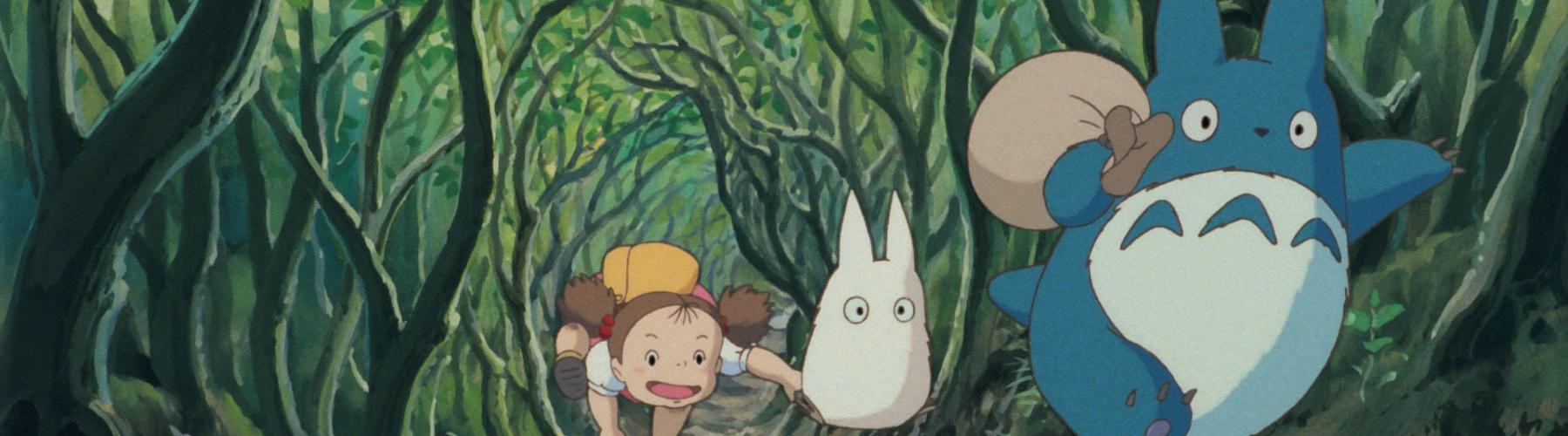 Personnages du film Mon voisin Totoro courant dans la forêt 