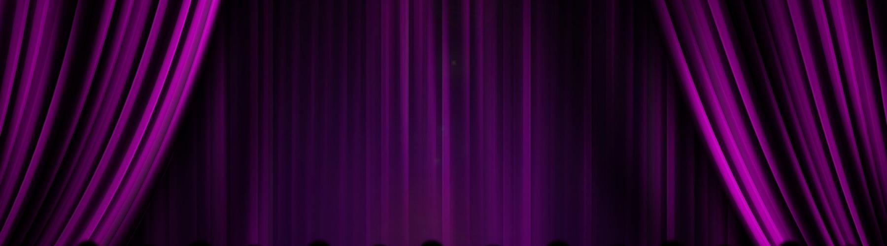 rideaux de scène violets ouverts de chaque côté avec têtes de personnes dans la pénombre