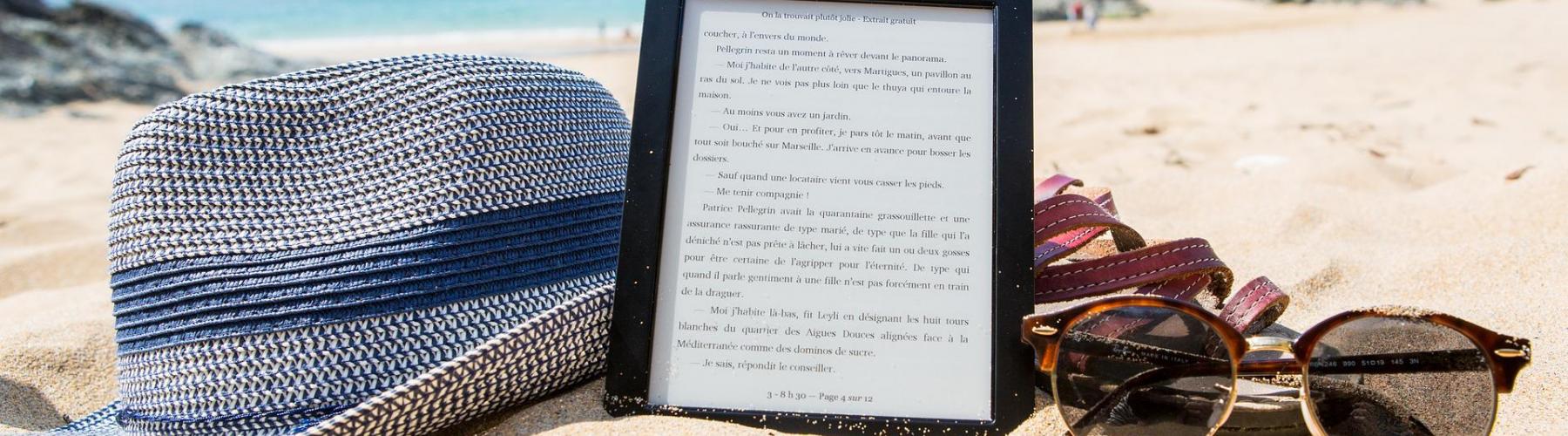 chapeau tablette et lunettes de soleil sur la plage