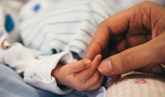 main enfant et parent en gros plan