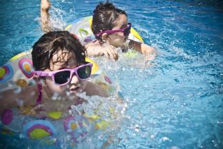 enfants nageant dans une piscine