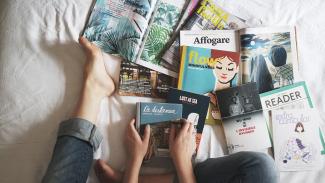 magazines étalés sur un lit