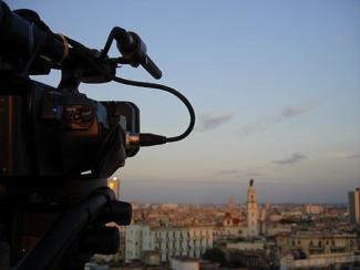 caméra de cinéma surplombant une ville