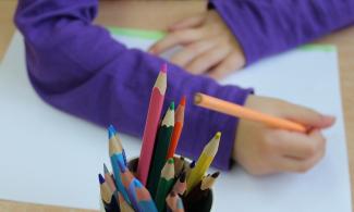 Enfant avec pot à crayons