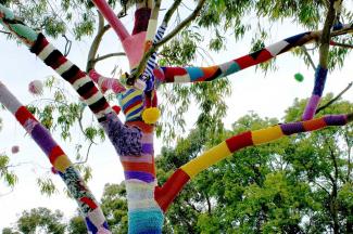 Arbre décoré avec des tricots