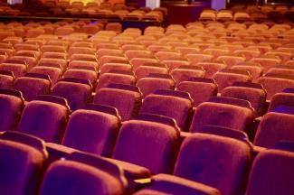 rangée de sièges dans une salle de spectacle