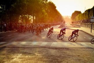 Peloton cycliste dans un virage