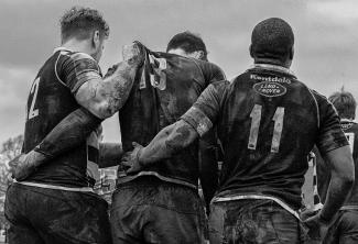 Trois rugbymen de dos