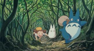 Personnages du film Mon voisin Totoro courant dans la forêt 