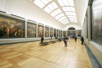 Salle de Musée avec Peintures et visiteurs