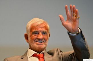 Photo de Jean-Paul Belmondo saluant main gauche levée