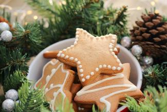 Biscuits de Noël avec branches de sapin et pommes de pin