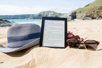 chapeau tablette et lunettes de soleil sur la plage